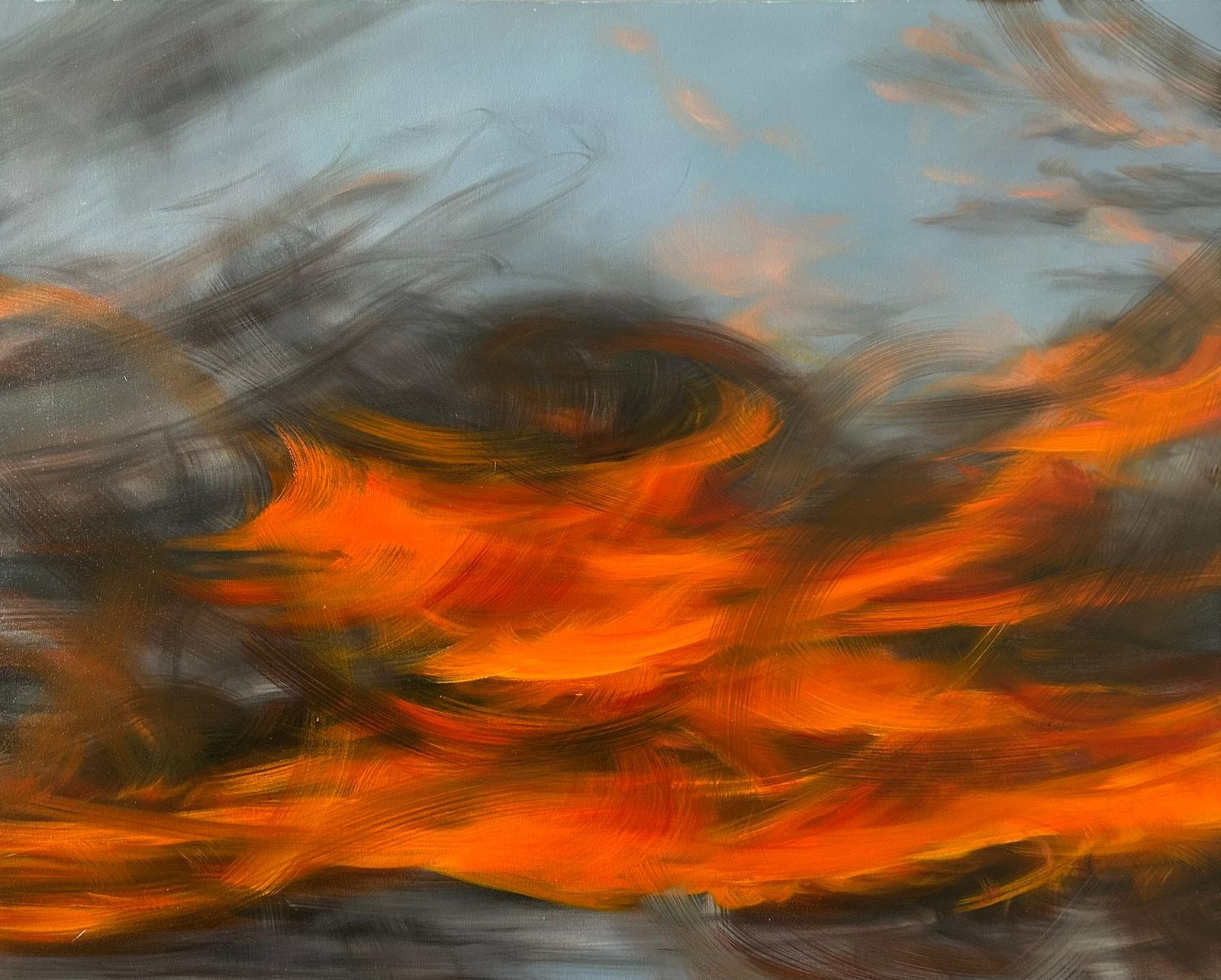 Abstraktes Gemaelde mit orangefarbenen Flammen und grauem Himmel